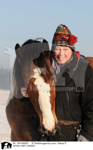 Frau mit Lewitzer / woman with Lewitzer / AP-04463