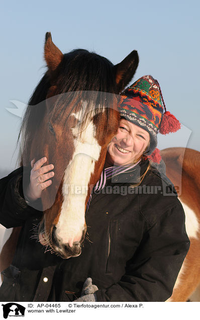 Frau mit Lewitzer / woman with Lewitzer / AP-04465