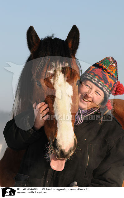 Frau mit Lewitzer / woman with Lewitzer / AP-04466