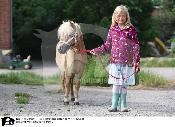 Mdchen und Mini Shetlandpony / girl and Mini Shetland Pony / PM-06601