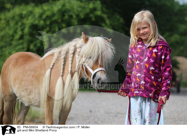 Mdchen und Mini Shetlandpony / girl and Mini Shetland Pony / PM-06604