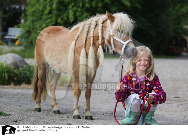 Mdchen und Mini Shetlandpony / girl and Mini Shetland Pony / PM-06605