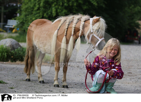 Mdchen und Mini Shetlandpony / girl and Mini Shetland Pony / PM-06606