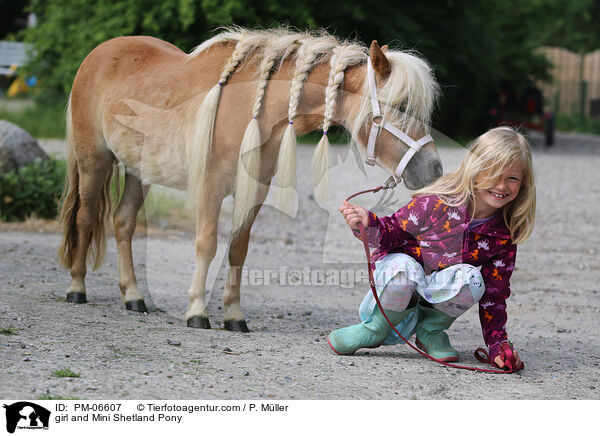 Mdchen und Mini Shetlandpony / girl and Mini Shetland Pony / PM-06607