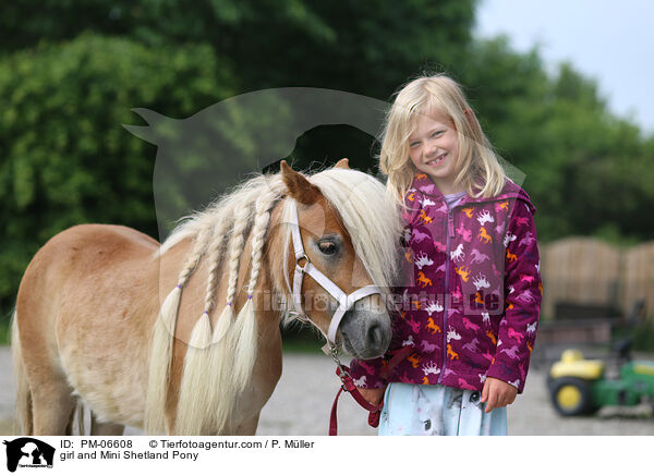 Mdchen und Mini Shetlandpony / girl and Mini Shetland Pony / PM-06608