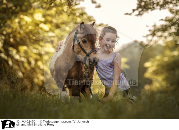 Mdchen und Mini Shetlandpony / girl and Mini Shetland Pony / VJ-02459