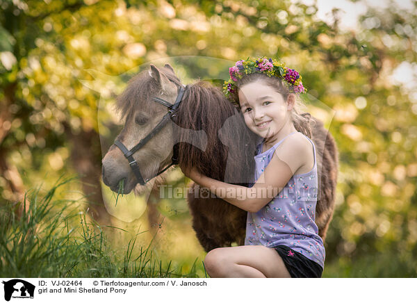 Mdchen und Mini Shetlandpony / girl and Mini Shetland Pony / VJ-02464