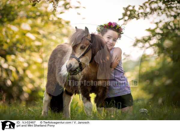 Mdchen und Mini Shetlandpony / girl and Mini Shetland Pony / VJ-02467