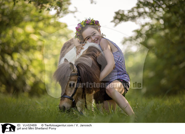 Mdchen und Mini Shetlandpony / girl and Mini Shetland Pony / VJ-02469