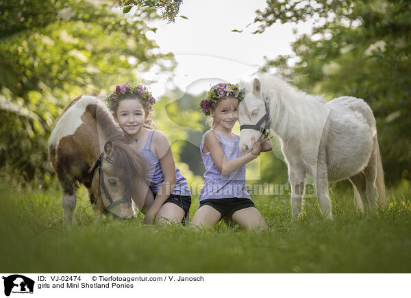Mdchen und Mini Shetlandponies / girls and Mini Shetland Ponies / VJ-02474