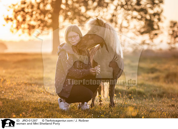 Frau und Mini Shetlandpony / woman and Mini Shetland Pony / JRO-01287