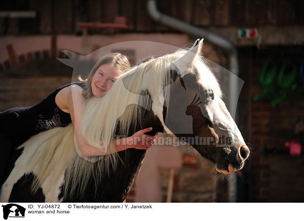 Frau und Tinker-Mix / woman and horse / YJ-04872