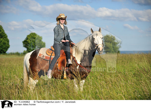 Frau reitet Tinker-Mix / woman rides horse / YJ-04882