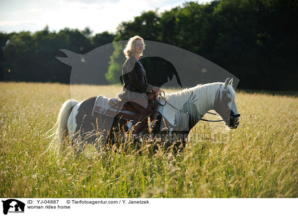 Frau reitet Tinker-Mix / woman rides horse / YJ-04887