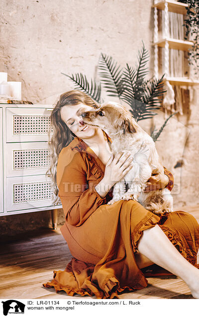 Frau mit Mischling / woman with mongrel / LR-01134