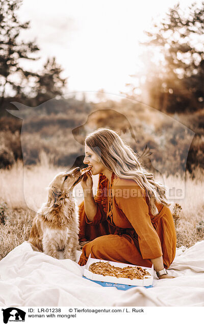 Frau mit Mischling / woman with mongrel / LR-01238