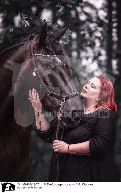 Frau mit Pferd / woman with horse / MAK-01207