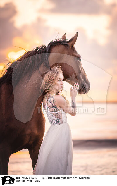 woman with horse / MAK-01247