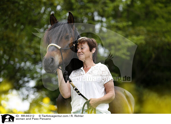 Frau und Paso Peruano / woman and Paso Peruano / RR-66312