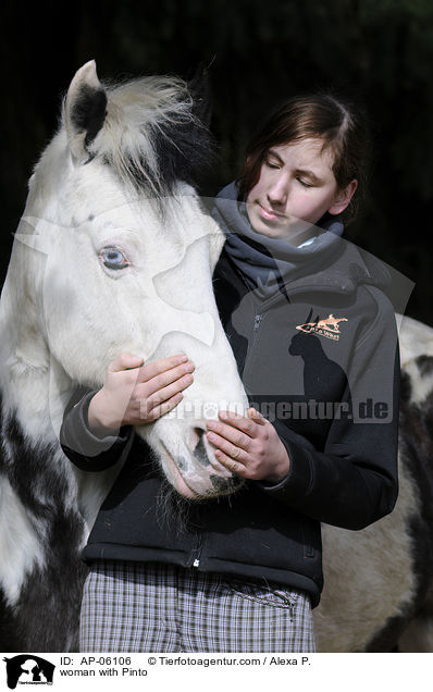 Frau mit Pinto / woman with Pinto / AP-06106