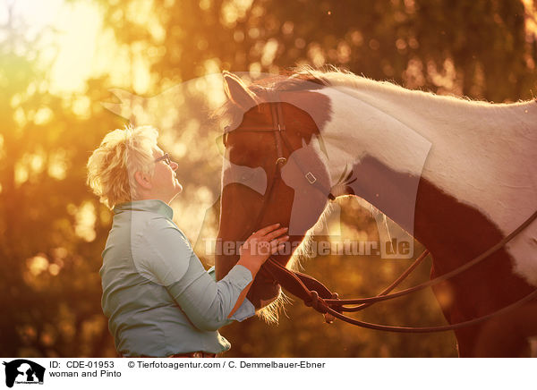 Frau und Pinto / woman and Pinto / CDE-01953