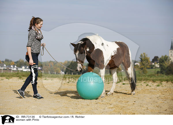 Frau mit Pinto / woman with Pinto / RR-73136