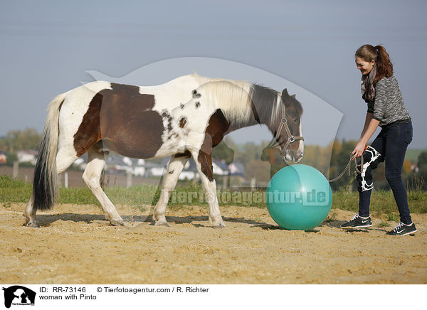 Frau mit Pinto / woman with Pinto / RR-73146