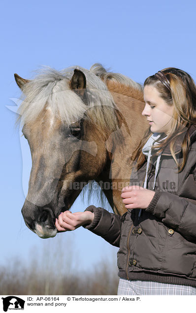 Frau mit Pony / woman and pony / AP-06164