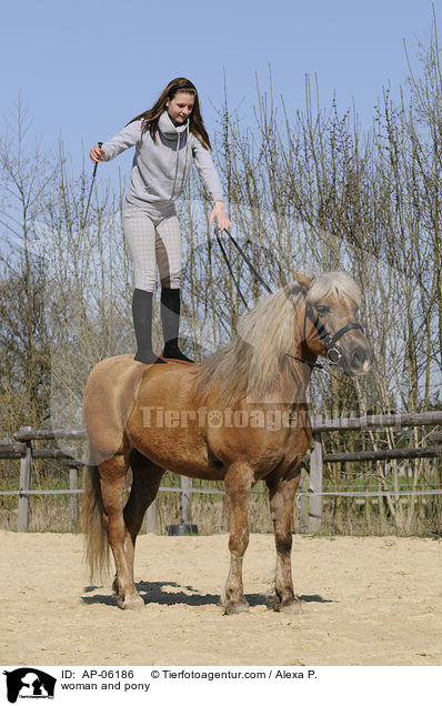 Frau mit Pony / woman and pony / AP-06186