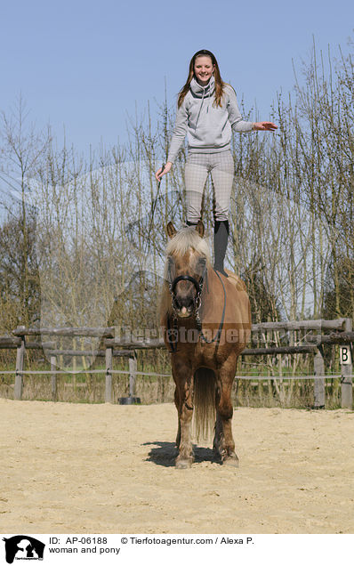 Frau mit Pony / woman and pony / AP-06188