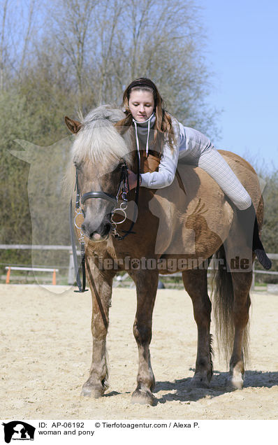 Frau mit Pony / woman and pony / AP-06192