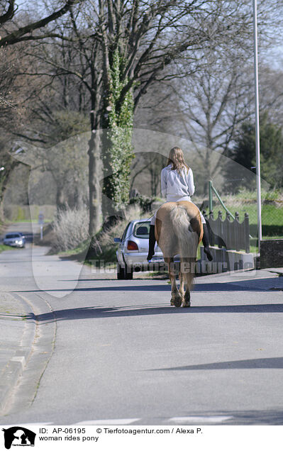 Frau reitet Pony / woman rides pony / AP-06195