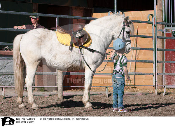 girl with pony / NS-02876