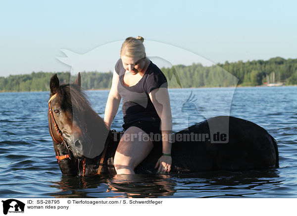 Frau reitet Pony / woman rides pony / SS-28795