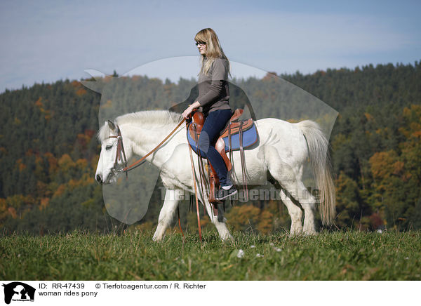 Frau reitet Pony / woman rides pony / RR-47439