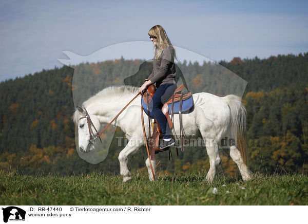 Frau reitet Pony / woman rides pony / RR-47440