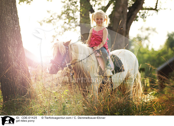 Mdchen reitet Pony / girl rides pony / CDE-01425