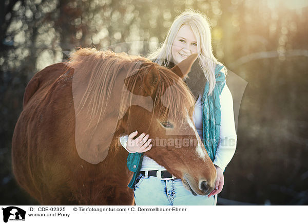Frau und Pony / woman and Pony / CDE-02325