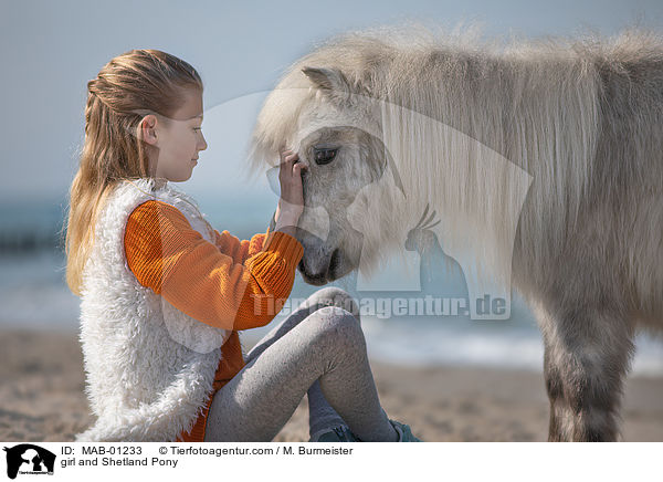 Mdchen und Shetland Pony / girl and Shetland Pony / MAB-01233