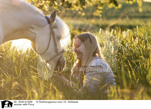 Frau mit Pony / woman with Pony / EHO-01599