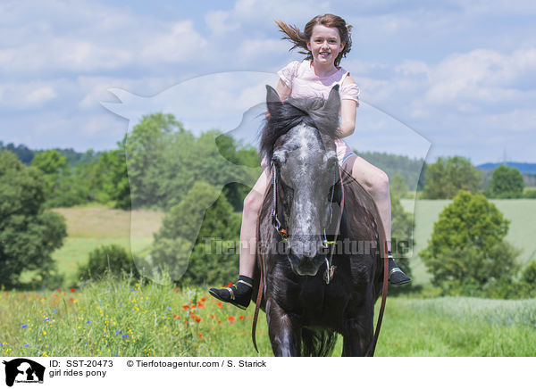 Mdchen reitet Pony / girl rides pony / SST-20473