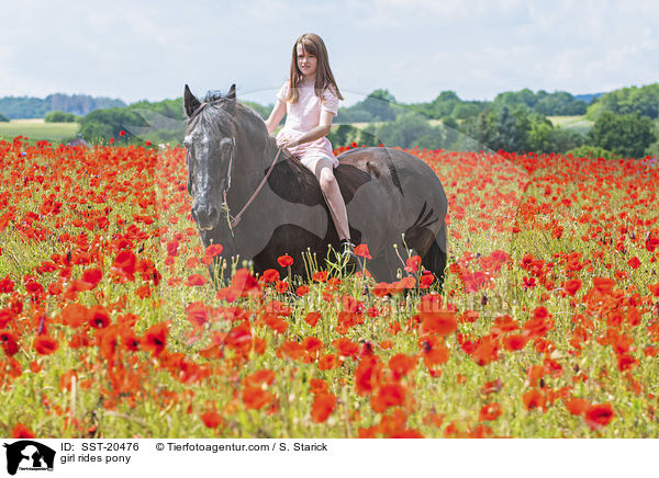 Mdchen reitet Pony / girl rides pony / SST-20476