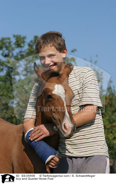 Junge und Quarter Horse Fohlen / boy and Quarter Horse Foal / SS-05406
