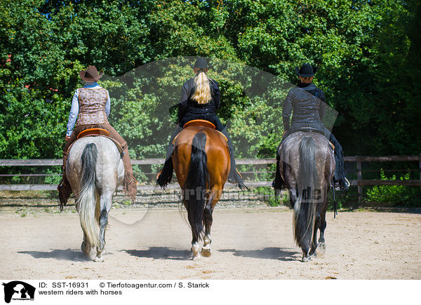 Westernreiter mit Pferden / western riders with horses / SST-16931