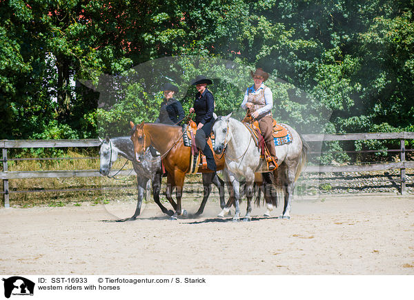 Westernreiter mit Pferden / western riders with horses / SST-16933