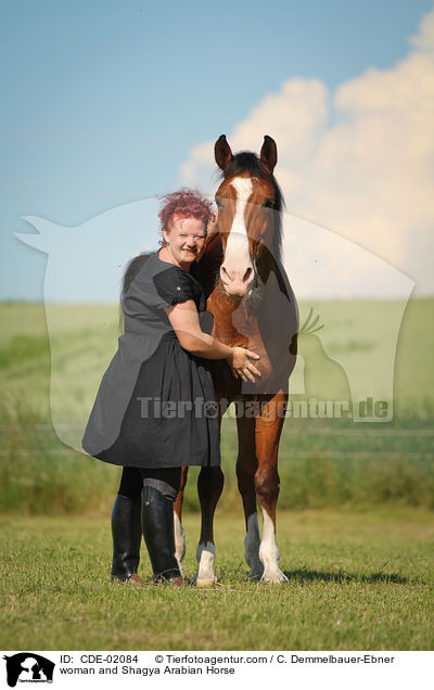 Frau und Shagya Araber / woman and Shagya Arabian Horse / CDE-02084