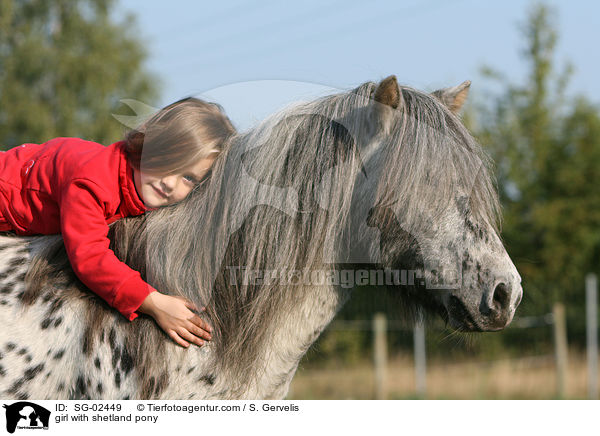 Mdchen auf Shetland Pony / girl with shetland pony / SG-02449
