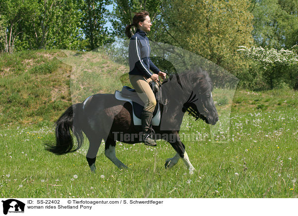 Frau reitet Shetland Pony / woman rides Shetland Pony / SS-22402