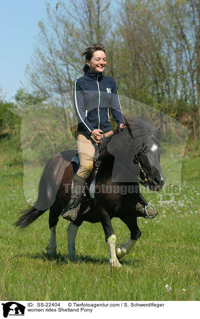 Frau reitet Shetland Pony / woman rides Shetland Pony / SS-22404