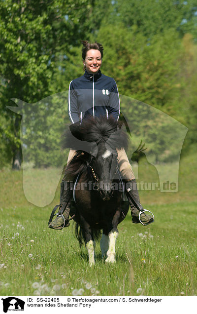 Frau reitet Shetland Pony / woman rides Shetland Pony / SS-22405